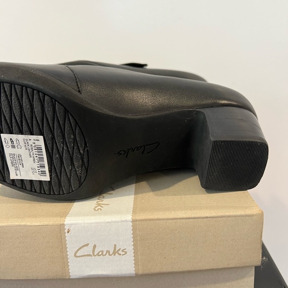 Clarks Rosalyn Wren Black Leather. Clean lines, Velcro straps, Mary Jane pumps - Picture 4 of 5